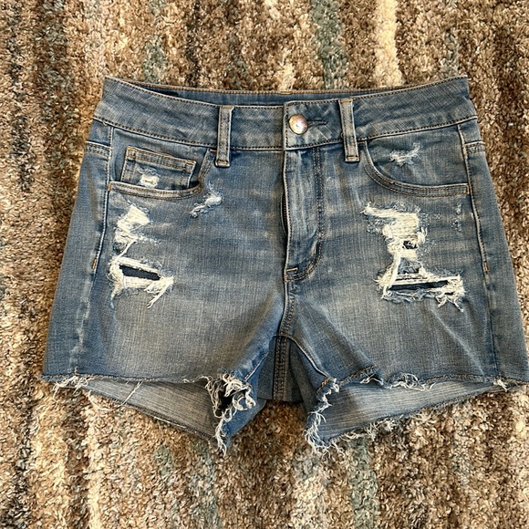 American Eagle Outfitters Pants - 🦅CLOSET CLOSE OUT🦅
American Eagle Hi Rise Shorties
Size 4